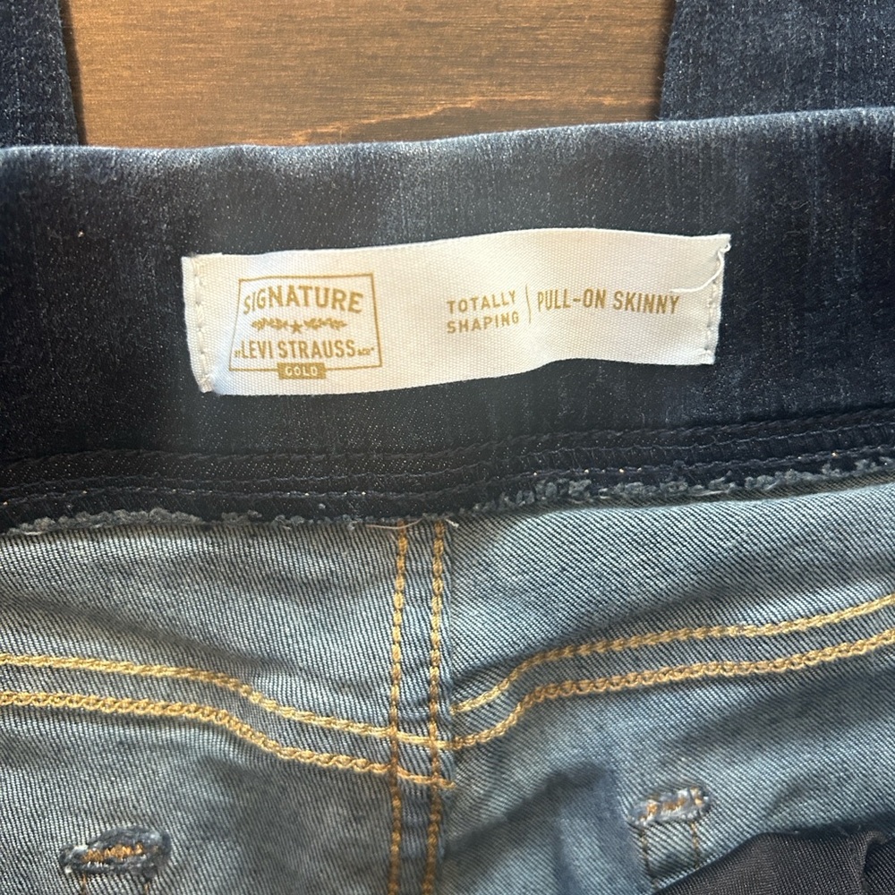 🥳HOST PICK!! 🥳 Signature by Levi Strauss -Totally Shaping Pull-On Skinny Jeans - Picture 10 of 12